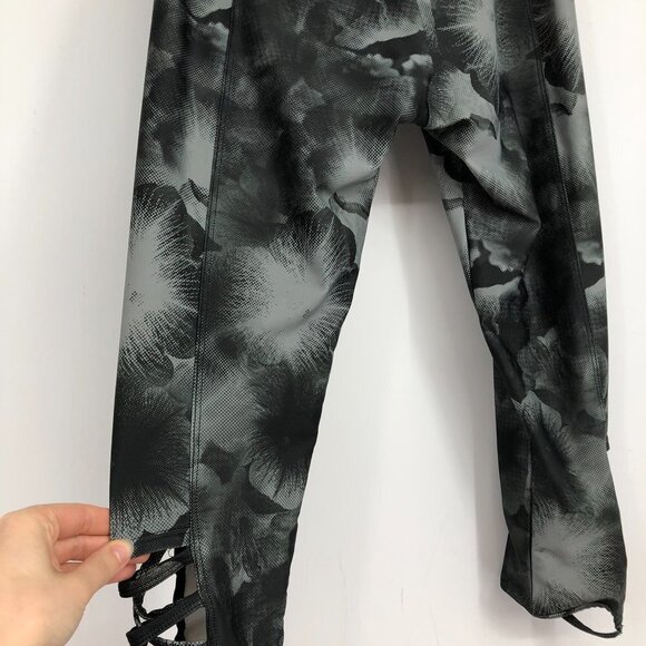 Onzie Capri Yoga Weave leggings in grey black petunia print SP cross cross hems - Picture 9 of 16